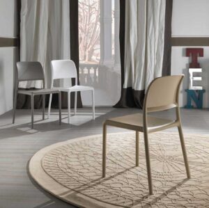 River / Chaise en plastique